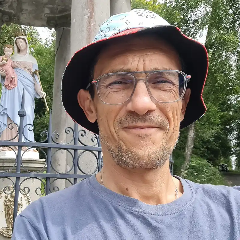 Portrait de Cédric, praticien en sonothérapie à Mons
